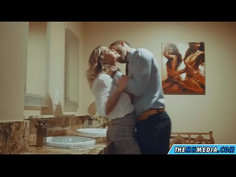 ❤️ Lè yon blond bèl sedui ou nan yon twalèt piblik ❌ Porno fb nan nou